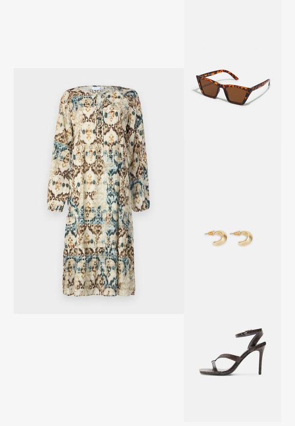 Robe à manches longues imprimée dans des tons naturels, présentant un motif abstrait de bleu, marron et orange. Encolure ronde avec un détail à nouer.; Sandale à talon haut marron foncé avec fines lanières, boucle à la cheville et motif texturé en peau de serpent sur fond blanc.; Lunettes de soleil teintées de brun avec un motif écaille de tortue, monture angulaire et branches fines. Matériau en plastique léger.; Boucles d'oreilles en forme de croissant en or avec une finition lisse, présentant des accents orange près du clou et un matériel en argent.