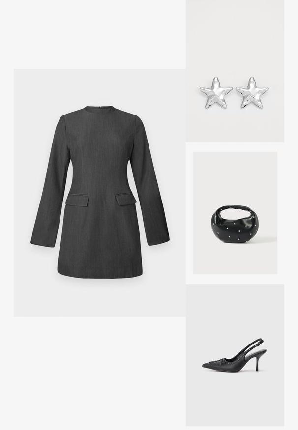 Vestido gris a medida con mangas largas, escote redondo y dos bolsillos frontales. Hecho de una tela texturada, presenta un diseño elegante y estructurado.; Sandal de tacón stiletto negro de cuero con punta afilada, correa lateral con hebilla, tachuelas a lo largo del borde y cordones decorativos en la parte delantera.; Bolso de mano de cuero negro con forma redondeada, decorado con detalles de tachuelas plateadas y un asa corta. Textura lisa y cierre con cremallera.; Pendientes en forma de estrella plateada con una superficie pulida y brillante. Cada pendiente presenta cinco puntas y sutiles detalles de textura en la superficie.