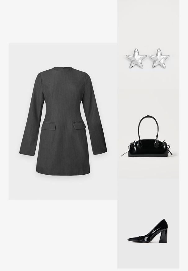 Graues, tailliertes Kleid mit langen Ärmeln, Rundhalsausschnitt und zwei vorderen Taschen. Hergestellt aus strukturiertem Stoff und zeichnet sich durch ein elegantes, strukturiertes Design aus.; Schwarzer Lackleder-High-Heel-Schuh mit spitzer Zehe und einem klobigen Absatz, der eine glatte, glänzende Textur und ein elegantes Design aufweist.; Kleine schwarze glänzende Handtasche mit zwei langen Griffen und seitlichen Kordelzug-Details vor einfachem hellem Hintergrund.; Silberne sternförmige Ohrringe mit einer polierten, glänzenden Oberfläche. Jeder Ohrring hat fünf Spitzen und dezente Oberflächentexturdetails.