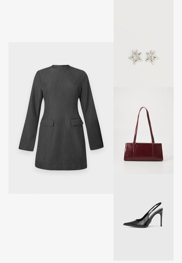 Vestido gris a medida con mangas largas, escote redondo y dos bolsillos frontales. Hecho de una tela texturada, presenta un diseño elegante y estructurado.; Zapato de salón de tacón alto slingback de charol negro, punta puntiaguda, lados recortados y tacón delgado. Acabado brillante con detalles mínimos en herrajes.; Bolso burdeos hecho de material brillante, de forma rectangular, con dos asas para el hombro y sutiles acentos curvados en la parte frontal.; Pendientes de aro plateados en forma de estrella con un acabado liso y pulido sobre un fondo blanco liso.
