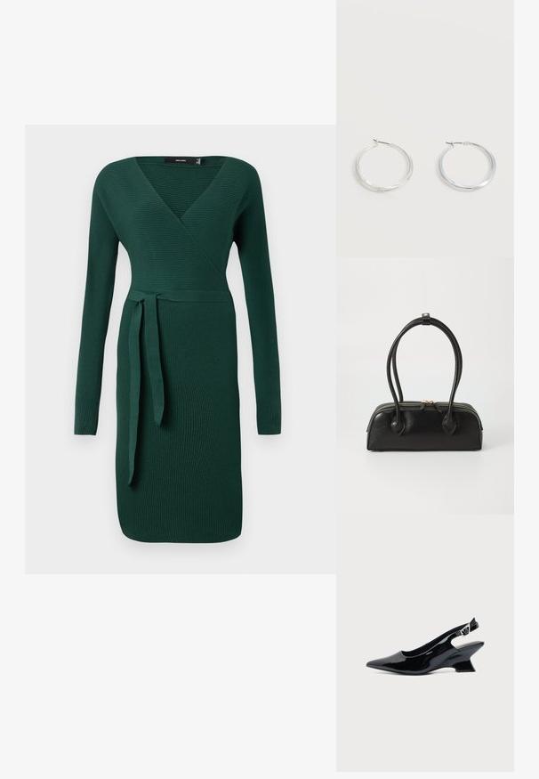 Donkergroen, geribbeld, langof-dress met een v-hals en een strikaccent op de taille. Aangesloten ontwerp met een knie-lange zoom.; Zwarte lakleren slingback schoen met spitse neus en lage schuine blokhak op een effen lichte achtergrond.; Zwarte leren handtas met twee verlengde handvatten, ritsluiting en ronde vorm; gladde textuur met subtiele glanzende afwerking.; Zilverkleurige metalen creolen oorbellen met een glad, licht gebogen oppervlak en sluitingen met haaksluiting op een effen witte achtergrond.