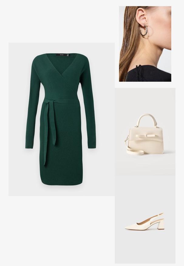 Mørkegrøn, ribbet, langærmet kjole med V-hals og en bånddetalje i taljen. Figursyet design med en knælang slag.; Slingback-pumpe i blank cremefarvet laklæder, med spids snude og kraftig firkantet hæl for stabilitet. Minimalistisk design uden pynt.; Lille beige håndtaske med top-håndtag, aftagelig rem, forreste klap og dekorativ vandret sløjfe på en ensfarvet baggrund.; Sølv hoop ørestik med en poleret overflade, prydet med små guld accenter og en rund form, båret på øreflippen.
