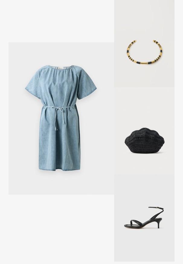 Lichtblauw denim jurk met korte mouwen, geplooide halslijn en een strikriem in de taille. Kenmerkt zich door een ontspannen snit en een knielange zoom.; Zwarte leren dames sandaal met dunne bandjes, een teengreep, een enkelgesp en een stilettohak van gemiddelde hoogte op een neutrale achtergrond.; Zwarte gevlochten handtas in de vorm van een sint-jakobsschelp met een gebogen bovenkant en een geweven textuur op een effen achtergrond.; Opengewerkte gouden kraagketting met afwisselend zwarte en gouden cilindrische segmenten op een witte achtergrond.