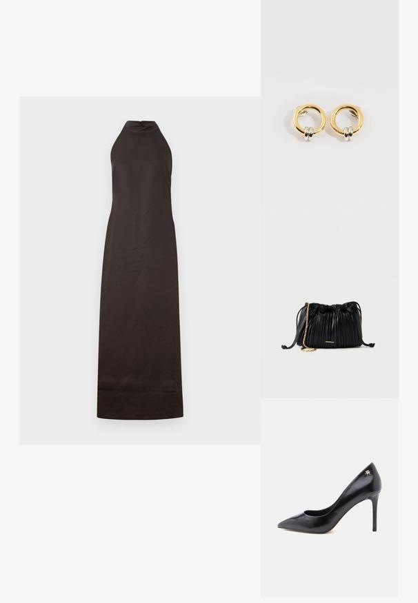 Vestido negro de cuello halter con silueta recta, hecho de una tela suave, que presenta un ligero brillo y un diseño hasta los tobillos.; Zapato de tacón alto de cuero negro con punta puntiaguda, con un diseño recortado y un pequeño detalle de logo dorado en el talón.; Bolso de mano negro de cuero plisado con cordón ajustable, cadena dorada como asa y un pequeño detalle horizontal dorado en la parte frontal.; Pendientes circulares de oro con dos pequeños anillos de plata en cada uno, que muestran detalles sutiles del nombre de la marca grabado, colocados sobre un fondo blanco.