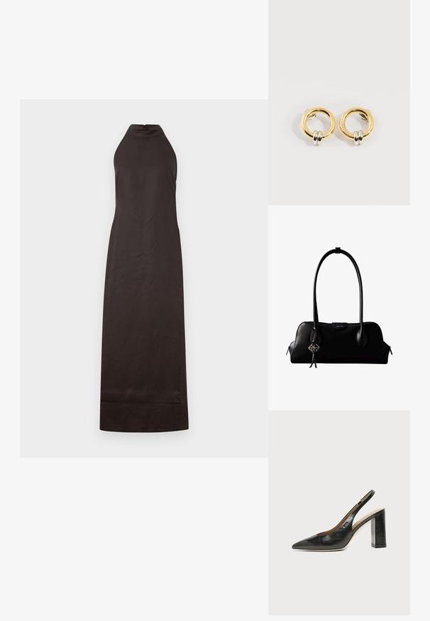 Vestido negro de cuello halter con silueta recta, hecho de una tela suave, que presenta un ligero brillo y un diseño hasta los tobillos.; Zapato slingback de piel negra con puntera puntiaguda, tacón alto y ancho, y forro interior beige sobre un fondo claro y liso.; Bolso de mano negro de cuero Calvin Klein con asas largas, una etiqueta con el logo frontal y un colgante geométrico plateado que cuelga de una de las asas.; Pendientes circulares de oro con dos pequeños anillos de plata en cada uno, que muestran detalles sutiles del nombre de la marca grabado, colocados sobre un fondo blanco.