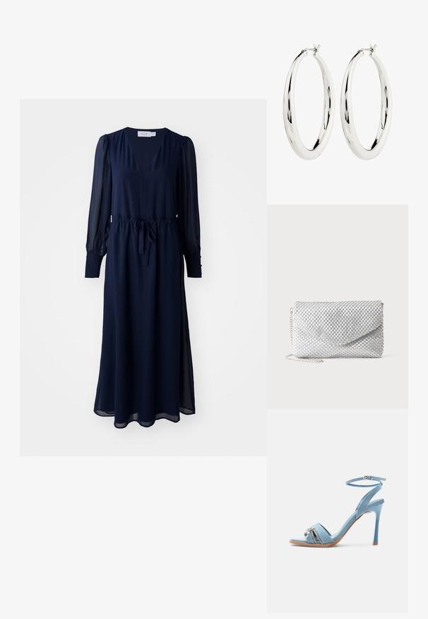 Vestido azul marino con escote en V, mangas largas y transparentes, y cintura ajustada. Cuenta con un cinturón atado y aberturas laterales para mayor libertad de movimiento.; Sandalia de tacón alto de mezclilla azul claro con correa en el tobillo, puntera abierta y detalle de cremallera plateada y charm en la correa frontal.; Bolso de mano de malla plateada para la noche con solapa tipo sobre y correa fina de cadena sobre fondo blanco liso.; Pendientes de aro de plata con una superficie lisa y reflectante. Forma redonda y grande con un cierre seguro en la parte superior. El acabado pulido resalta el brillo.