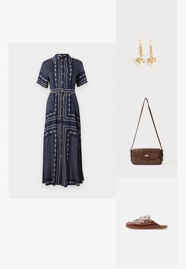 Robe longue bleu marine à manches courtes, motifs cachemire et points blancs, boutons à l'avant, col, et une fine ceinture chaîne dorée à la taille.; Mocassin à enfiler en cuir marron avec couture moc toe, œillets dorés et détail de lacet décoratif sur le côté, semelle plate, profil latéral.; Sac bandoulière en daim marron avec une longue sangle réglable et une fermeture à tour dorée sur le rabat avant.; Boucles d'oreilles créoles en or avec des perles blanches pendantes serties d'or et de petits cristaux clairs sur un fond clair uni.