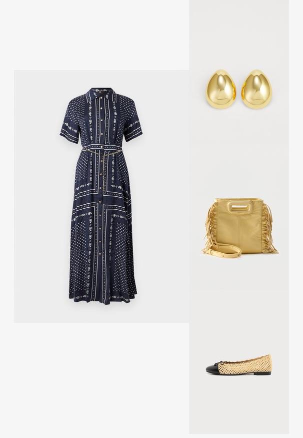 Robe longue bleu marine à manches courtes, motifs cachemire et points blancs, boutons à l'avant, col, et une fine ceinture chaîne dorée à la taille.; Chaussure plate beige tissée avec bout fermé noir et petit détail de nœud, vue de profil sur fond blanc.; Sac à main en cuir jaune avec détails à franges sur les côtés, poignée découpée rectangulaire et bandoulière amovible placée à l'avant.; Boucles d'oreilles clous de couleur or avec une surface lisse et polie, en forme de goutte d'eau, réfléchissant la lumière pour un fini éclatant.