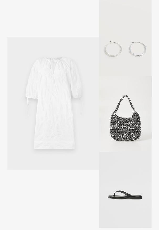 Witte jurk met korte pofmouwen, gestructureerde stof, een v-halslijn en verstelbare strikken bij de manchetten. Glad oppervlak, knielange ontwerp.; Zwarte teenflip-flop van glad leer, met een dunne band en een platte zool met een minimalistisch profiel. Geen opvallende patronen of accenten.; Geweven handtas in zwart en wit met een ronde vorm, gestructureerd oppervlak en een gevlochten handvat. Geschikt voor dagelijks gebruik.; Zilverkleurige metalen creolen oorbellen met een glad, licht gebogen oppervlak en sluitingen met haaksluiting op een effen witte achtergrond.