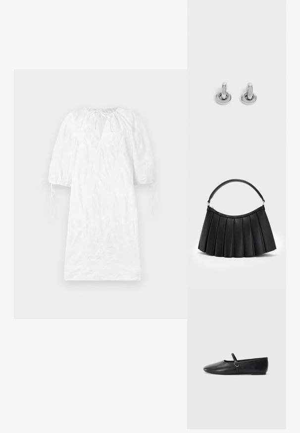 Robe blanche avec de courtes manches bouffantes, tissu texturé, décolleté en V et liens réglables aux poignets. Surface lisse, design arrivant au genou.; Ballerines noires en cuir avec un bout pointu, une semelle plate et une petite sangle avec un détail de boucle en argent.; Sac noir plissé en simili cuir, avec une anse incurvée et une fermeture éclair sur le dessus. Texture lisse avec un design structuré.; Paire de petites boucles d'oreilles créoles argentées brillantes avec une base ronde, présentées sur un fond clair uni.