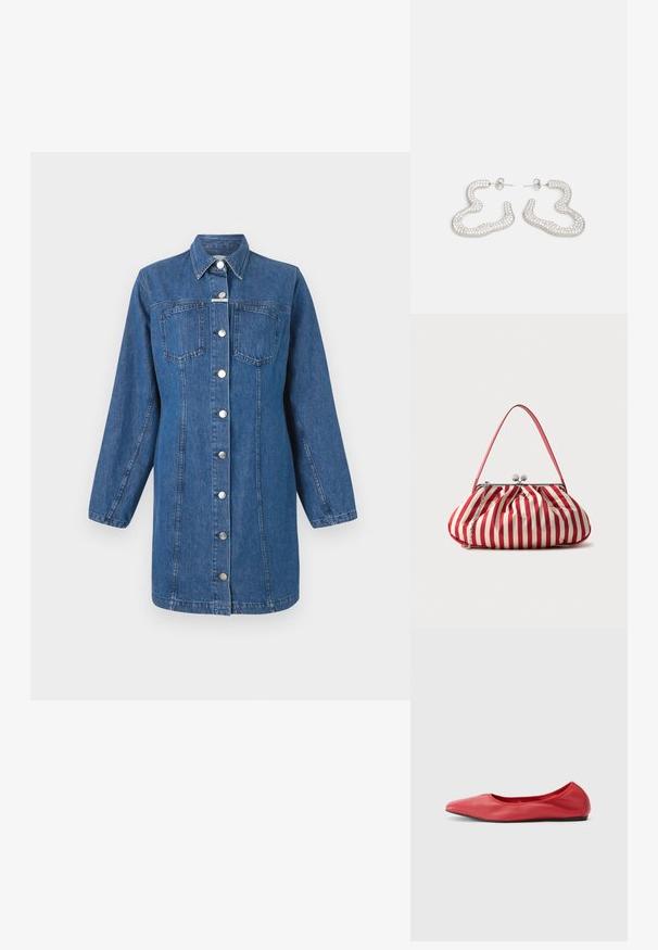 CLOSED FITTED DRESS - Robe en jean - mid blue; Filippa K REY FLATS - Ballerines - bright red; Sac en tissu rayé verticalement rouge et blanc avec fermoir argenté, poignée fine et une sangle chaîne argentée supplémentaire, posé sur un fond uni.; Boucles d'oreilles en métal argenté au design abstrait et ondulé, ornées de petits cristaux scintillants. Fermeture arrière à clou sécurisée.