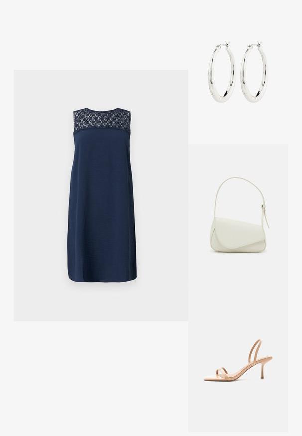 Marineblaues ärmelloses Kleid mit einem strukturierten Oberteil und Spitzenverzierungen am Ausschnitt. Gerader Schnitt, knielange Form mit glatter Oberfläche.; Beige hochhackige Sandale mit dünnen Riemen über den Zehen und um die Ferse, mit quadratischer Spitze und schmalem Stilettoabsatz vor weißem Hintergrund.; Weiße Kunstleder-Handtasche mit einer strukturierten dreieckigen Form, einem verstellbaren Einzelgurt und einem Klappenverschluss mit geschwungenen Akzenten.; Silberne Creolen mit einer glatten, glänzenden Oberfläche. Kreisform, ausgestattet mit einem sicheren Verschluss. Einfaches und elegantes Design.
