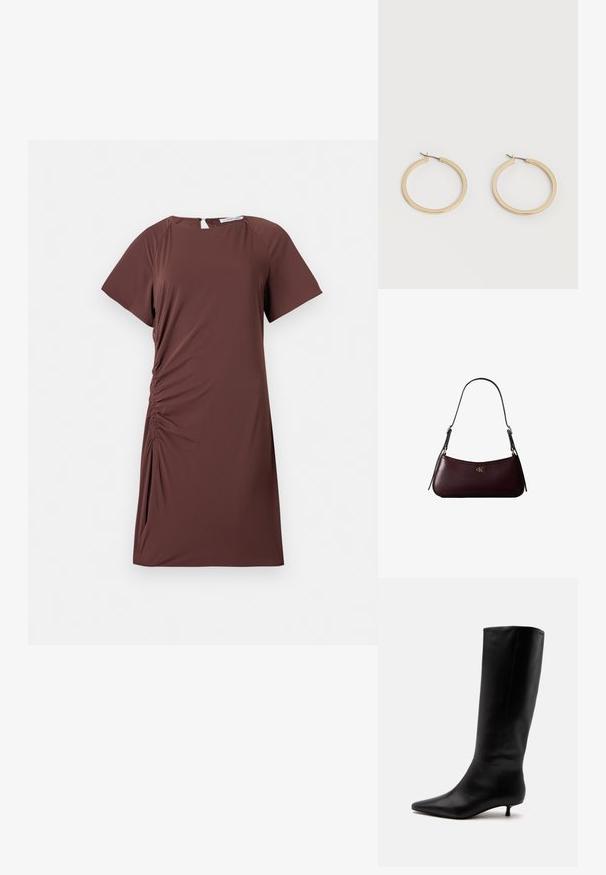 Vestido marrón de manga corta en tejido ligero con escote redondo y detalle fruncido en el lateral, creando una silueta ajustada.; Bota alta de cuero negro hasta la rodilla con puntera puntiaguda y tacón bajo tipo kitten sobre un fondo claro y liso.; Bolso de mano de cuero burdeos oscuro con una delgada correa negra para el hombro y pequeño logo dorado "cK" en el centro delantero.; Par de pendientes de aro de tamaño mediano con tono dorado y cierre de bisagra sobre un fondo claro y liso.