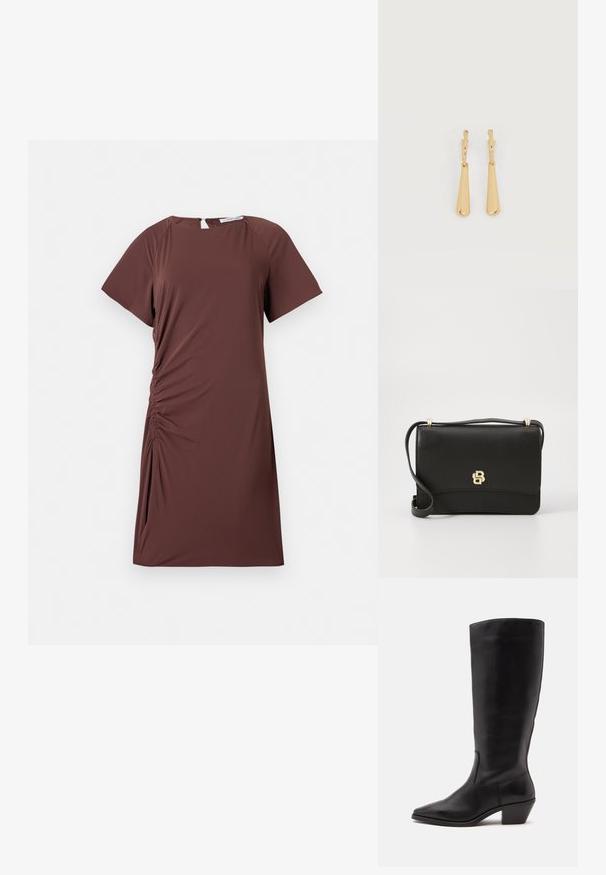 Robe marron à manches courtes en tissu léger avec un col rond et un détail froncé sur le côté, créant une silhouette ajustée.; Botte en cuir noire mi-mollet avec un bout pointu et un talon bas incliné sur un fond clair uni.; Sac à bandoulière en cuir noir avec une texture lisse, présentant un accent logoté en or et une longue sangle réglable. Design rectangulaire compact.; Boucles d'oreilles pendantes en ton or avec des pendentifs lisses en forme de goutte allongée suspendus à de petites attaches en forme d'anneau sur un fond blanc.