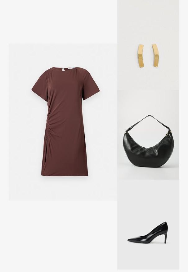 Vestido marrón de manga corta en tejido ligero con escote redondo y detalle fruncido en el lateral, creando una silueta ajustada.; Zapato de tacón alto de cuero negro con punta afilada, textura suave y tacón en forma de cono. Diseño minimalista, sin adornos adicionales.; Bolso de hombro de cuero negro con una forma curva, textura suave y una sola correa; cuenta con un zipper dorado y un branding sutil.; Pendientes de metal en tono dorado con un diseño curvado y alargado. La superficie es lisa y pulida, presentando un estilo minimalista.