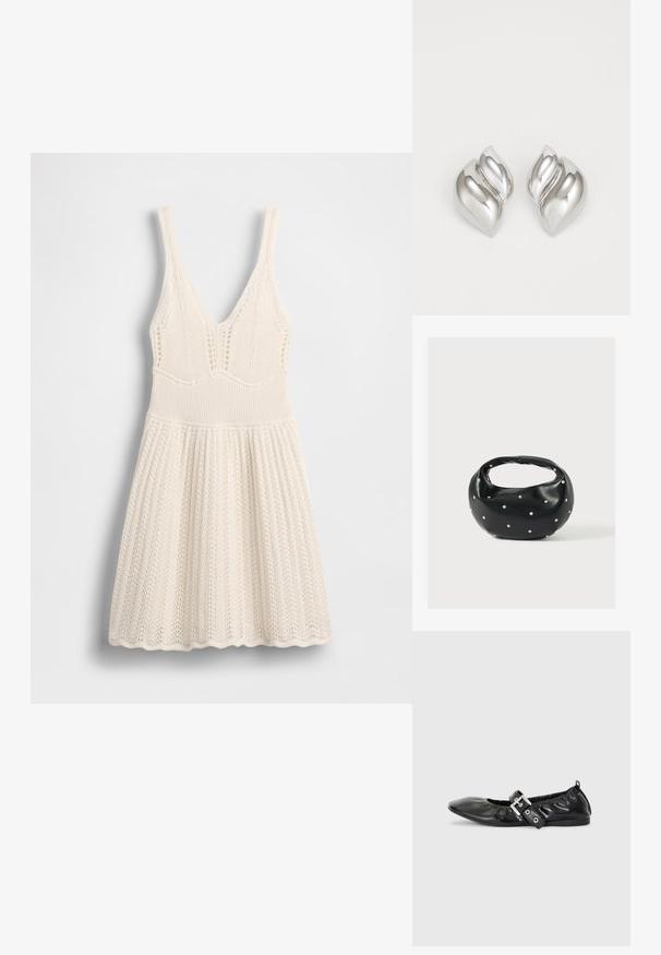 Strickkleid in Creme mit V-Ausschnitt, geripptem Oberteil und ausgestelltem Rock mit wellenförmigem Saum und durchgehendem Lochmuster.; Schwarze Leder-Ballerinas mit spitzem Zehenbereich, gerafften Details am Schaft und einem silbernen Schnallenakzent am verstellbaren Riemen.; Schwarze Lederhandtasche mit abgerundeter Form, verziert mit silbernen Nietenakzenten und kurzem Griff. Glatte Struktur und Reißverschlussverschluss.; Silberne Ohrringe mit einer organischen, abstrakten Form. Glatte, glänzende Oberfläche mit einem konischen Design. Mit dezenten Kurven und einem zentralen Linienelement.