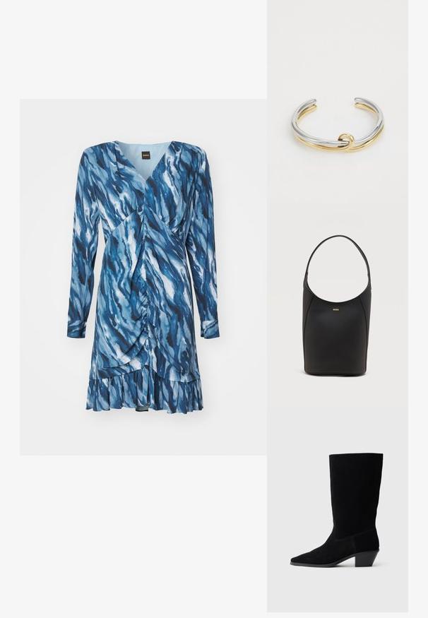 Robe bleue avec un motif en vagues, manches longues, décolleté en V et détails froncés. Dispose d'un ourlet évasé avec une bordure froncée. Confectionnée dans un tissu doux.; Bottine en daim noir avec un bout pointu, tige de hauteur moyenne et un talon épais. Présente des coutures minimales et une texture lisse.; Sac seau en cuir noir avec une seule bandoulière et un petit logo BOSS doré centré près du haut à l'avant.; Bracelet en métal avec des bandes entrelacées en argent et en or, finition lisse et polie. Détail de nœud notable au centre.