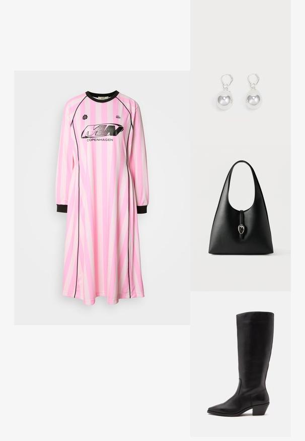 Vestido de manga larga en rosa claro con rayas verticales en rosa más oscuro y blanco, con un cuello redondo negro y puños negros. Logo visible en la parte delantera.; Bota de cuero negra hasta la mitad de la pantorrilla con puntera puntiaguda y tacón bajo inclinado sobre un fondo claro y liso.; Bolso de mano de cuero negro con un asa única y cierre de correa con hebilla plateada sobre fondo blanco.; Pendientes de plata en forma de gota con superficies redondas y reflectantes colgando de cierres de palanca. El fondo es blanco liso.