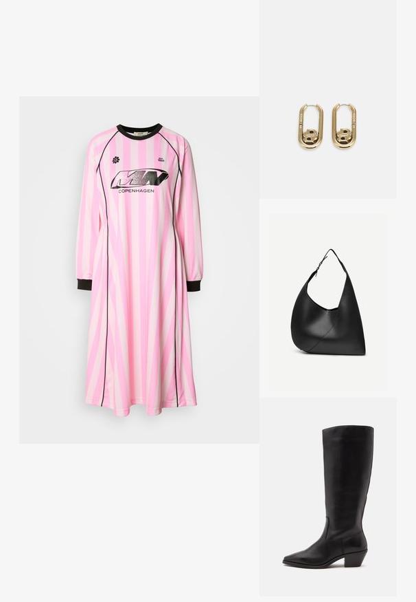 Langärmliges Kleid in Hellrosa mit dunkelpinken und weißen vertikalen Streifen, ausgestattet mit einem schwarzen runden Ausschnitt und schwarzen Manschetten. Logo auf der Vorderseite angebracht.; Schwarzer Lederstiefel bis zur Wade mit spitzer Spitze und niedrigem schrägem Absatz vor einfachem hellem Hintergrund.; Schwarze Leder-Schultertasche mit geschwungener dreieckiger Form, einem verstellbaren Einzelriemen und sichtbarer diagonaler Naht auf der Vorderseite.; BOSS DOUBLE B SWING - Ohrringe - gold-coloured