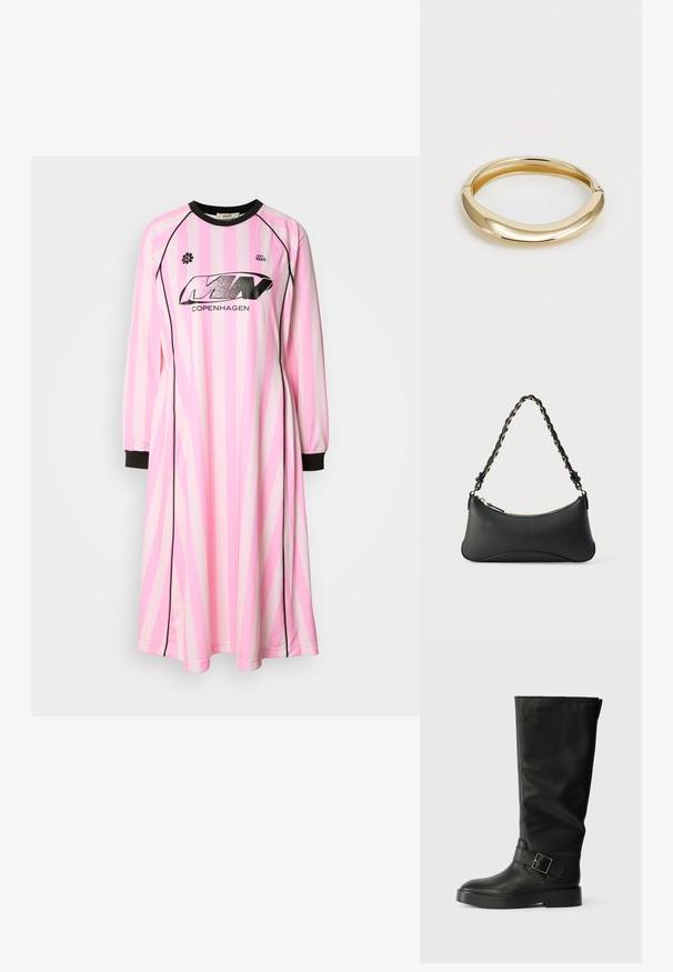 Vestido de manga larga en rosa claro con rayas verticales en rosa más oscuro y blanco, con un cuello redondo negro y puños negros. Logo visible en la parte delantera.; Botas negras hasta la rodilla, hechas de cuero suave, con puntera redondeada, suela gruesa y una correa horizontal con detalle de hebilla rectangular.; Bolso de hombro de cuero negro con forma rectangular curvada, cadena dorada entrelazada en una correa negra trenzada y cierre superior con cremallera.; Pulsera de bangle en tono dorado con un diseño suave y redondeado. Presenta un acabado pulido y una parte trasera abierta para facilitar su uso.
