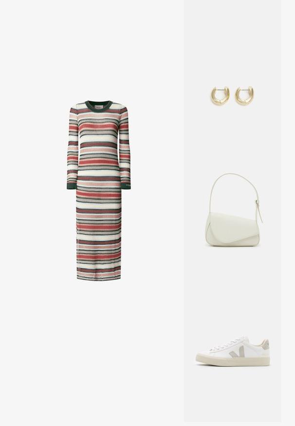 Vestido de manga larga a rayas en punto acanalado. Presenta rayas alternas en rojo, verde, crema y azul. Cuello redondeado y aberturas laterales.; Zapatillas blancas de cuero con acentos en gris del logo V, suela de goma texturizada, cordones blancos y lengüeta y collar acolchados.; Bolso de mano de imitación cuero blanco con una forma triangular estructurada, correa ajustable única y cierre con solapa acentuada en curva.; Pendientes de aro en tono dorado con un acabado suave y pulido. Presentan una forma de medio círculo y un cierre de poste seguro.