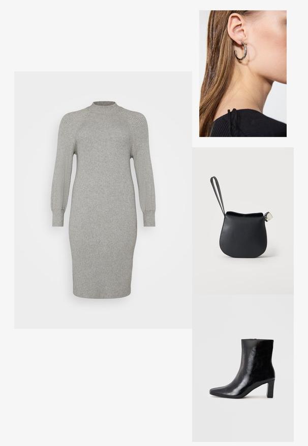Grau gestreiftes Strickkleid mit langen, leicht puffigen Ärmeln und hohem Kragen. Figurbetonte Silhouette mit einem knielangen Saum. Glatte Textur.; Schwarze Knöchelstiefel aus glänzendem Leder mit spitzem Zustand und mittelhohem Blockabsatz, mit glatter Textur und einfachem Design.; Schwarze Leder-Handgelenktasche mit abgerundetem Boden und silbernem Verschluss auf schlichtem weißem Hintergrund.; Silberne Creolen mit polierter Oberfläche, die kleine goldene Akzentdetails und eine runde Form aufweisen, am Ohrläppchen getragen.