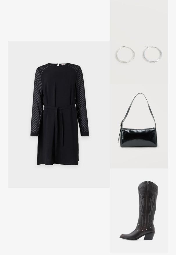Zwarte jurk met lange, textuur-geperforeerde doorzichtige mouwen met een chevronpatroon, een ronde halslijn en een stoffen riem in de taille.; Bruine leren cowboylaarzen met vlamstiksels, zijrits, zilveren studs, spits toelopende neus en gestapelde hak.; Zwarte rechthoekige schoudertas met een enkele verstelbare band en een bovenste ritssluiting op een effen achtergrond.; Zilverkleurige metalen creolen oorbellen met een glad, licht gebogen oppervlak en sluitingen met haaksluiting op een effen witte achtergrond.