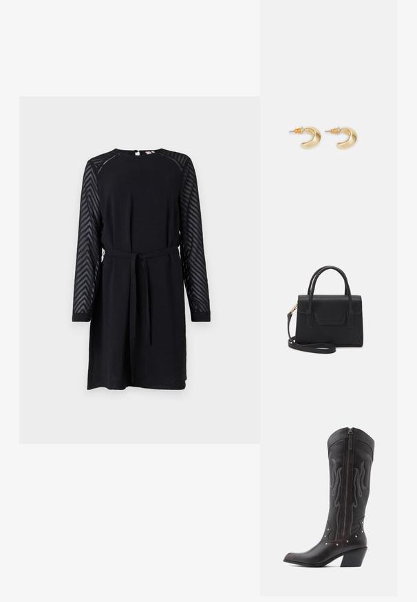 Zwarte jurk met lange, textuur-geperforeerde doorzichtige mouwen met een chevronpatroon, een ronde halslijn en een stoffen riem in de taille.; Bruine leren cowboylaarzen met vlamstiksels, zijrits, zilveren studs, spits toelopende neus en gestapelde hak.; Zwarte gestructureerde handtas van leer met een bovenhandvat, een afneembare schouderriem en een voorflapdetail. Gouden hardwareaccenten.; Gouden halvmaanvormige oorbellen met een gladde afwerking, voorzien van oranje accenten bij de stekker en zilveren hardware.