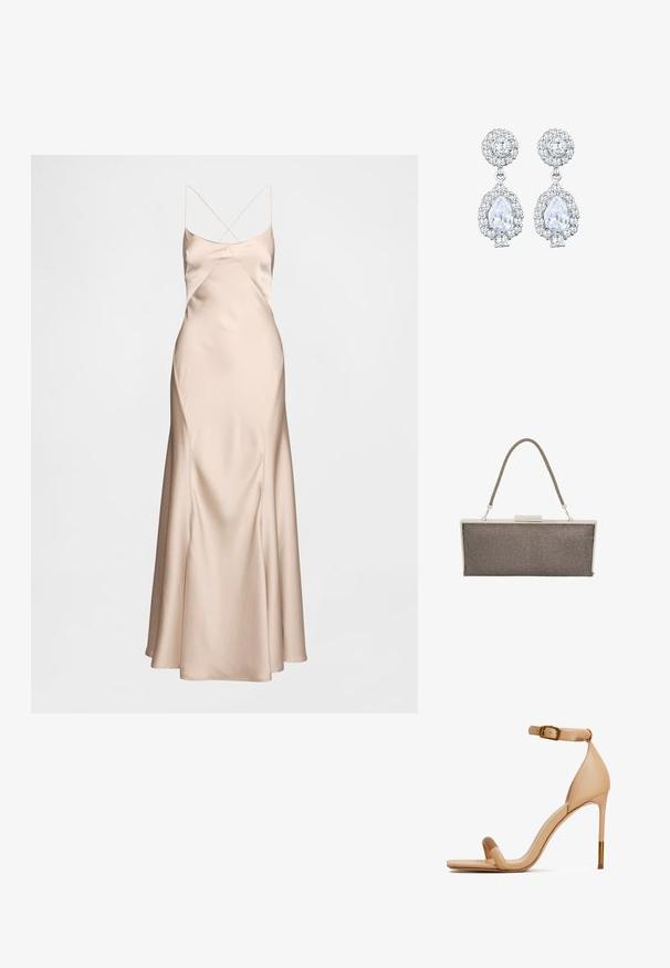 Beige aftenkjole i satin med spaghettistropper, der har en tætsiddende overdel, draperet silhuet og en udvidet kant. Glat tekstur med en diskret glans.; Nøgen læder højhælede sandal med en slank ankelrem og spænde i guldtoner. Har en firkantet tå og en indsnævret hæl med en guldaccent.; Metallisk clutch taske med et struktureret gråt stofyderste, en sølvramme og et vævet håndtag. Har et spænde lukning.; Sølvfarvede øreringe med en rund stud med pavé-indstilling og en pæreformet dråbe omgivet af mindre sten, hvilket fremhæver en funkende effekt.
