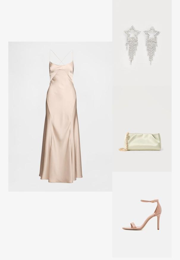 Beige aftenkjole i satin med spaghettistropper, der har en tætsiddende overdel, draperet silhuet og en udvidet kant. Glat tekstur med en diskret glans.; Madden Girl BRAZEN - Sandaler - dark nude; Blød lys grøn satin clutch taske med guld- og krystal kæde-rem, rektangulær form med bløde folder på en ensfarvet baggrund.; Rhinestone stjerne øreringe med dryppende frynsedetaljer, præget af sølvfarve og en blank, reflekterende overflade. Stjernedesign med detaljeret udformning.