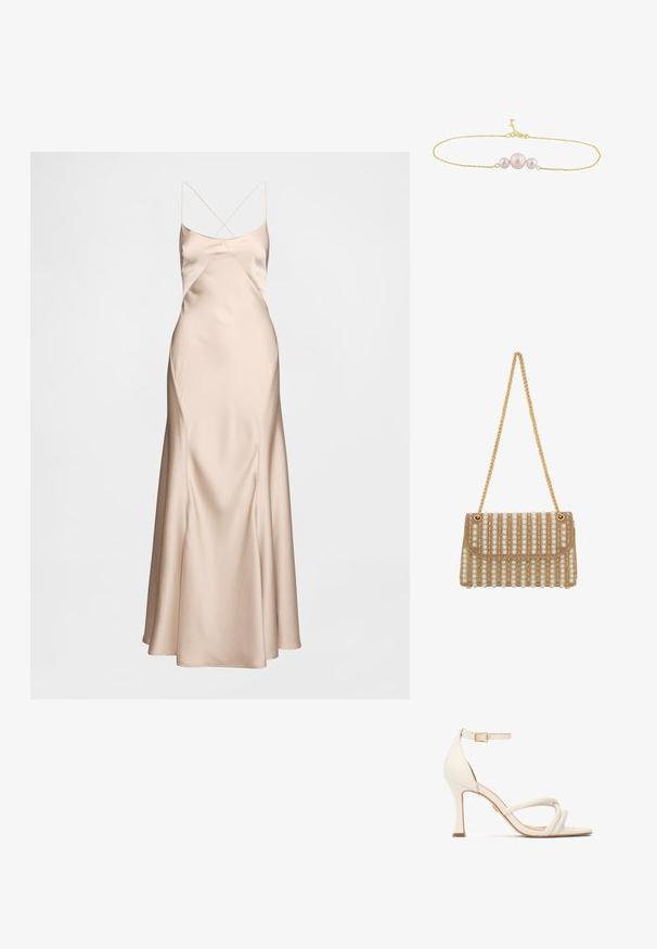 Beige aftenkjole i satin med spaghettistropper, der har en tætsiddende overdel, draperet silhuet og en udvidet kant. Glat tekstur med en diskret glans.; Hvid læder sandal med hæl, tynd ankelrem, guldlås og krydsede remme foran. Har en spids stiletthæl.; Beige håndtaske med guld kædetræk, der har en struktureret overflade prydet med hvide runde perler arrangeret i lodrette linjer.; Fint guldkædearmbånd med tre runde perler i midten, med en karabinlås og justerbar forlængerkæde.