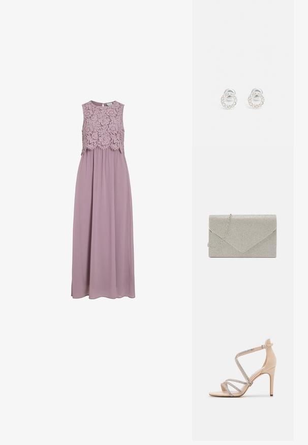 Maxi-jurk in gedempt lavendel, met een kanten lijfje en mouwloos ontwerp. Vloeiende stof met een subtiele glans en een geplooid taille-detail.; Beige suedine hoge hak sandaal met meerdere kruislings geplaatste banden versierd met sprankelende rhinestones. Gespsluiting bij de enkel.; Metalen zilveren clutch met een envelopontwerp, verrijkt met een gestructureerd patroon, voorzien van een afneembare kettinghengsel.; Zilveren studs met een cirkelvormig ontwerp, omringd door heldere rhinestones, met een gladde metalen afwerking.