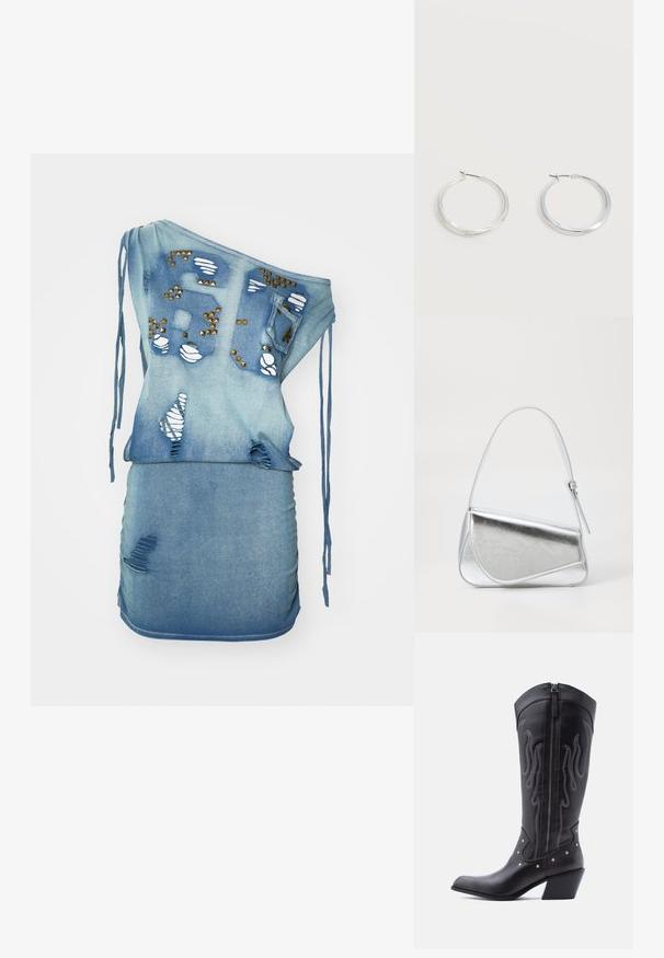 Jeanskleid mit einseitigem Design, hellblauer Farbe, mit Rissen und distressed Optik, dekorativen Nieten und Zugband-Details. Figurbetonte Silhouette.; Schwarze Cowboy-Stiefel aus Leder mit spitzer Zehenpartie, sichtbarer Nahtführung, silbernen Nietenakzenten und Reißverschluss auf der Innenseite.; Silberfarbene metallische Handtasche mit dreieckiger Form, glatter Textur und einem dünnen, verstellbaren Schultergurt. Sie verfügt über ein umklappbares Design mit Nähten.; Silberne Metallcreolen mit glatter, leicht gebogener Oberfläche und Klappverschluss vor schlicht weißem Hintergrund.