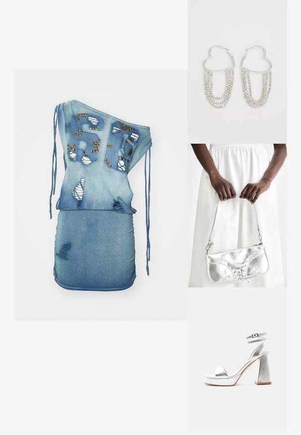 Vestido de mezclilla con diseño de un solo hombro, color azul claro, desgastado con desgarros, tachuelas decorativas y detalles de cordón. Silueta ajustada.; Sandalia de tacón alto plateada metálica con tira en el tobillo, tacón de bloque y punta abierta sobre un fondo claro y liso.; Bolso metálico plateado con detalle de cordones, que presenta un diseño elegante y una correa corta. El bolso está sostenido con las manos, mostrando su textura.; Pendientes de aro plateados en forma de corazón, con hebras en cascada de strass transparentes que aportan un brillo y textura adicionales.