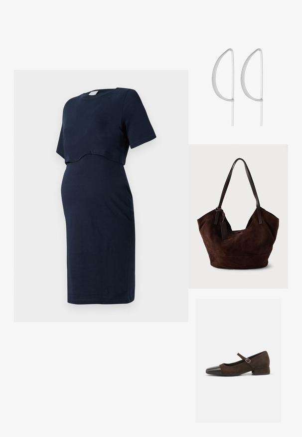Vestido de maternidad azul marino hecho de algodón suave, con mangas cortas y un diseño con superposición curva que se adapta a una barriga en crecimiento.; Zapato Mary Jane de ante marrón con una puntera de charol negro, correa ajustable y un tacón bajo. Textura suave con acentos mínimos.; Bolso de ante marrón con una forma suave y caída. Presenta asas de cuero y un acento de etiqueta. Textura lisa con costuras curvas.; Pendientes de metal plateado con un diseño curvado minimalista, que presentan formas de lágrima abiertas y alargadas con un acabado mate.