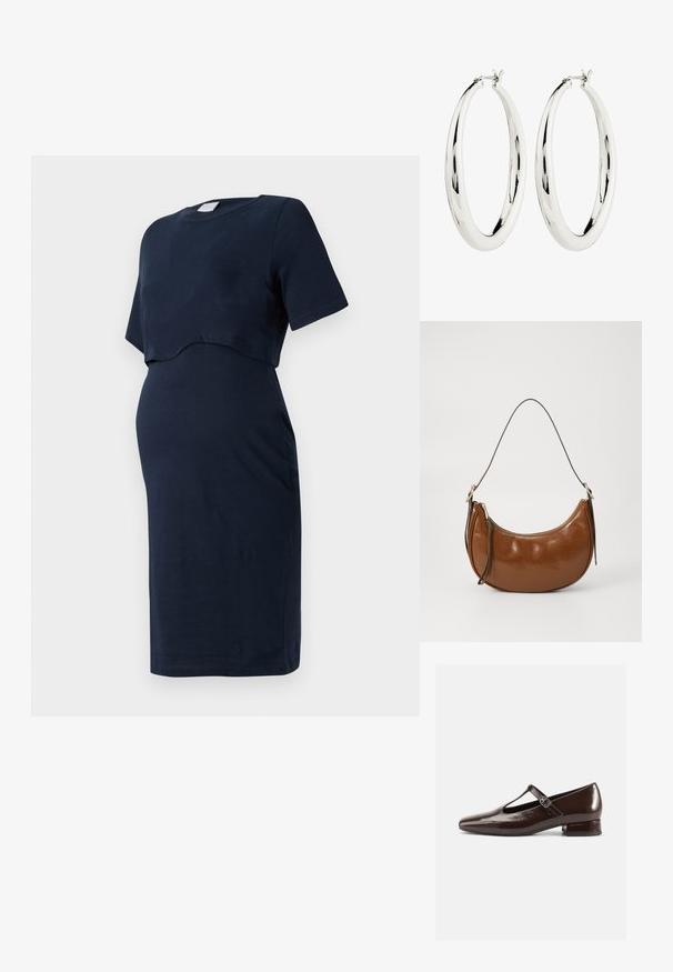 Vestido de maternidad azul marino hecho de algodón suave, con mangas cortas y un diseño con superposición curva que se adapta a una barriga en crecimiento.; Zapatos Mary Jane de charol marrón con punta redondeada, diseño recortado y una correa ajustable. Tacón bajo y ancho.; Bolso de imitación de cuero marrón con un diseño curvado, cierre de cremallera y una única correa marrón. Textura suave con un acabado brillante y hardware mínimo.; Pendientes de aro de plata con una superficie lisa y reflectante. Forma redonda y grande con un cierre seguro en la parte superior. El acabado pulido resalta el brillo.