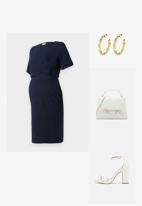 Vestido de maternidad azul marino hecho de algodón suave, con mangas cortas y un diseño con superposición curva que se adapta a una barriga en crecimiento.; Sandalias de tacón alto blancas con correa en el tobillo, diseño minimalista, punta abierta, tacón cuadrado y textura de cuero suave.; Bolso de mano de piel sintética blanca con una forma estructurada, que presenta una correa de cadena dorada y una embellishment decorativa de gema en el frente.; Pendientes de aro retorcidos en oro con una superficie lisa, que cuentan con un respaldo transparente y herrajes en tono dorado.