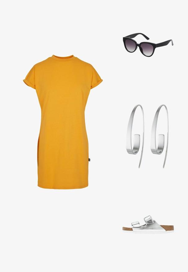 Vestido de camiseta amarillo con un cuello alto, mangas cortas enrolladas y un corte relajado. Tejido de algodón suave con aberturas laterales para mayor comodidad al moverse.; Sandalia metálica plateada con dos correas ajustables, planta de corcho y suela blanca. Superficie superior suave con un acabado brillante.; Gafas de sol negras en forma de ojo de gato con lentes grises degradados. Montura de plástico grueso y brillante, con brazos afilados. Sin marcas o adornos visibles.; Pendientes de aro de plata con un diseño elegante y alargado. Elaborados en metal pulido, presentan una textura suave y un estilo minimalista.