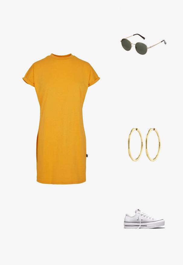 Vestido de camiseta amarillo con un cuello alto, mangas cortas enrolladas y un corte relajado. Tejido de algodón suave con aberturas laterales para mayor comodidad al moverse.; Zapatilla blanca de lona de corte bajo con cordones blancos, suela de goma, detalles de rayas negras y parche de logo en la lengüeta y el talón.; Gafas de sol redondas con montura metálica dorada y lentes verde oscuro. Las varillas presentan un diseño de carey para añadir un detalle extra.; Par de pendientes de aro dorados brillantes con forma irregular, textura ligeramente ondulada y cierres de broche sobre un fondo blanco.