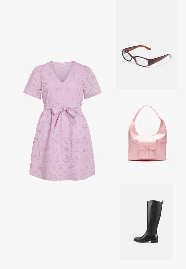 Kort pink kjole med V-udskæring, korte puffærmer og et bælte, der kan bindes. Udstyret med broderede blomsterdesigns over hele stoffet.; Knæhøje sorte læderstøvler med en glat finish, rund tå, lav hæl og en flap bagpå. Minimalistisk design uden synlige mønstre.; Brune-farvede rektangulære briller med en glat overflade, der har slanke arme og gennemsigtige linser. Logoet er synligt på venstre temple.; Lyserød håndtaske med en blank finish, stor skulderrem, forlommer med dekorativ spænde detalje. Glat tekstur, minimalistisk design.