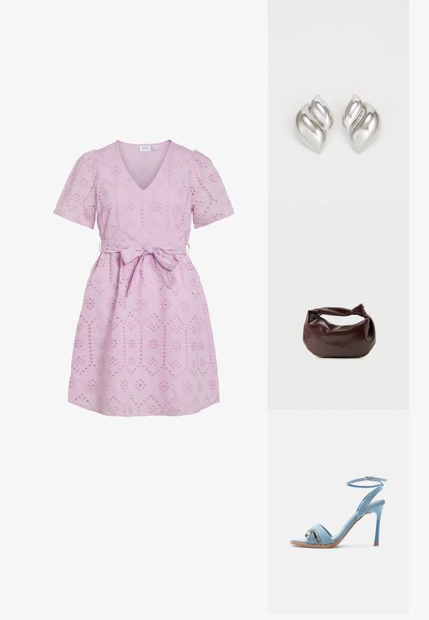 Kort pink kjole med V-udskæring, korte puffærmer og et bælte, der kan bindes. Udstyret med broderede blomsterdesigns over hele stoffet.; Lys blå denim-højhælet sandal med ankelrem, åben tå og sølv lynlås samt charm-detalje på frontstroppen.; Mørkebrun læder skuldertaske med en blød, afslappet form og et snoet knudehåndtag på en ensartet hvid baggrund.; Sølvøreringe med en organisk, abstrakt form. Glat, skinnende overflade med et tilspidset design. Har subtile kurver og en centrallinje detalje.