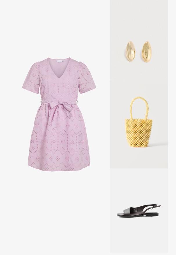 Korte roze jurk met een V-hals, korte pofmouwen en een strikceinture. Bevat geborduurde bloempatronen door de stof heen.; Zwarte leren platte slingback sandaal met open teen en verstelbare zilveren gespsluiting tegen een witte achtergrond.; Kleine handtas in emmerstijl gemaakt van glanzende crèmekleurige kralen met een lusvormige kralenhendel en decoratieve kralenknoopsluiting.; Een paar glanzende, gladde, onregelmatige ovale gouden knopoorbellen geplaatst op een effen lichte ondergrond.