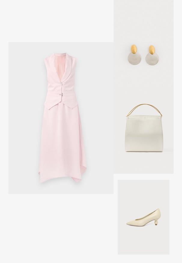 Helles rosa ärmelloses Kleid mit einem Schalkragen, asymmetrischem Saum und zwei dekorativen silbernen Verschlüssen an der Taille. Glatter, strukturiert Stoff.; Cremefarbener Pumps mit spitzer Spitze und niedrigem, einzigartigem birnenförmigem Absatz auf schlichten weißem Hintergrund.; Strukturierte Handtasche mit Satin-Finish in Cremefarbe, mit einer Ketten-Schulterriemen. Verfügt über eine flache, glatte Textur und saubere Nähte.; Ohrringe aus Gold und Silber mit einer runden Diskusbasis und einem ovalen Oberteil, glatte Textur und polierte Oberfläche.