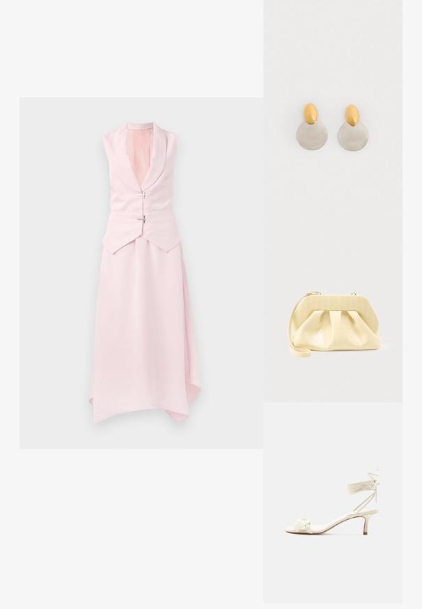 Vestido sin mangas de color rosa claro con cuello chal, dobladillo asimétrico y dos hebillas decorativas plateadas en la cintura. Tejido suave y texturizado.; Sandalia de tacón bajo color crema con lazos alrededor del tobillo y una amplia tira retorcida sobre los dedos, sobre un fondo blanco liso.; Bolso clutch de cuero color crema con un marco superior estructurado y correa de muñeca, mostrado sobre un fondo claro y liso.; Pendientes de metal dorado y plateado con base de disco redondo y pieza superior ovalada, textura suave y acabado pulido.