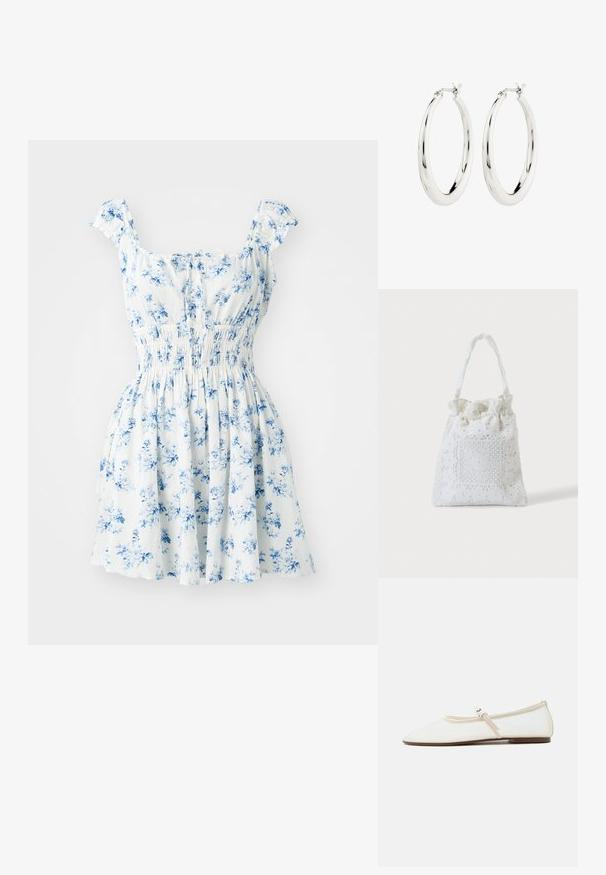 Bloemenjurk met korte gerimpelde mouwen, witte stof bedrukt met blauwe bloemen, gerimpelde taille en uitlopende rok.; Witte Mary Jane platte schoen met puntige neus, dun verstelbaar bandje met zilveren gesp en bruine zool op een witte achtergrond.; Witte stoffen draagtas met kanten bloemenborduurwerk en een geplooid bovenhandvat, getoond tegen een effen lichte achtergrond.; Zilveren oorbellen in de vorm van een gladde, glanzende ring. Circulaire vorm, voorzien van een veilige sluiting. Eenvoudig en elegant ontwerp.