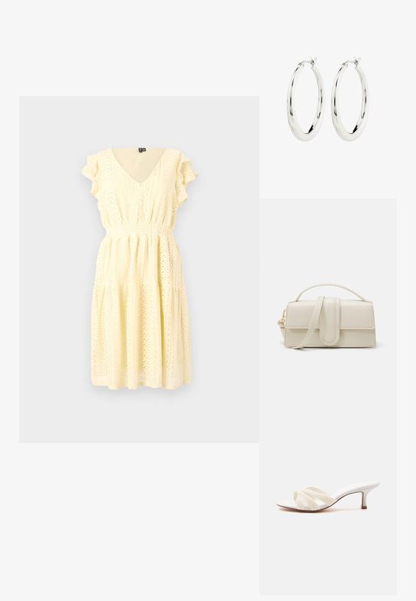 Vestido amarillo de manga corta con escote en forma de V, patrones florales texturizados, cintura fruncida y falda en capas. Tejido ligero con un corte fluido.; Sandalia blanca de tacón con punta abierta y tiras cruzadas adornadas con perlas, tacón de aguja bajo, fotografiada sobre fondo liso.; Bolso de mano de cuero color crema con forma rectangular, asa plana y correa desmontable; presenta un solapa frontal con cierre magnético.; Pendientes de aro de plata con un acabado suave y brillante. Forma circular, con un cierre seguro. Diseño sencillo y elegante.
