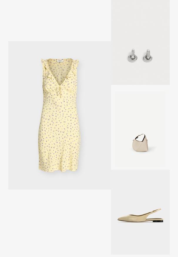 Mini-robe jaune sans manches avec petit imprimé floral violet, encolure en V avec volants et détail noué devant.; Chaussure plate beige à bout pointu avec bride arrière, petit talon noir et finition en cuir lisse, vue de côté sur un fond uni.; Sac à main en cuir beige en forme de croissant avec une seule bandoulière et des coutures minimalistes, posé sur un fond blanc uni.; Paire de petites boucles d'oreilles créoles argentées brillantes avec une base ronde, présentées sur un fond clair uni.