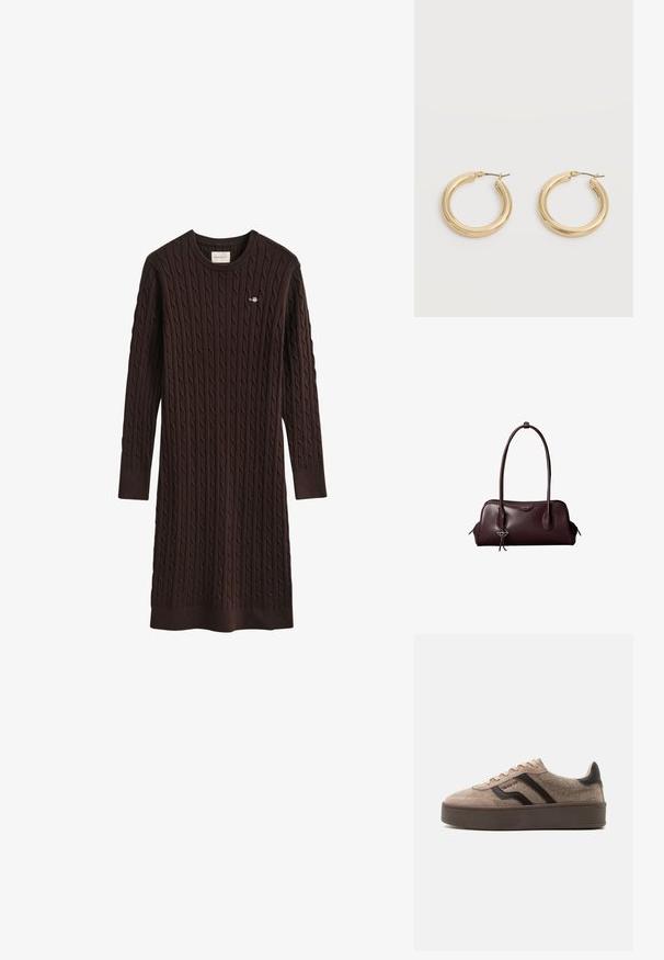 Dunkelbraunes Strickkleid mit langen Ärmeln und Zopfmuster, Rundhalsausschnitt und gerippten Bündchen, mit kleinem besticktem Logo auf der Brust.; Beiger Sneaker mit niedriger Plattform, Velours- und Wolltexturen, dunkelbraunen Wellenmustern, beigen Schnürsenkeln und einer dunkelbraunen Sohle.; Dunkelbraune Lederhandtasche von Calvin Klein mit langen doppelten Griffen und einem kleinen Logoanhänger, der an einem Griff hängt.; Paar glänzende goldene dicke Creolen mit Metallsteckern auf hellem grauem Hintergrund.