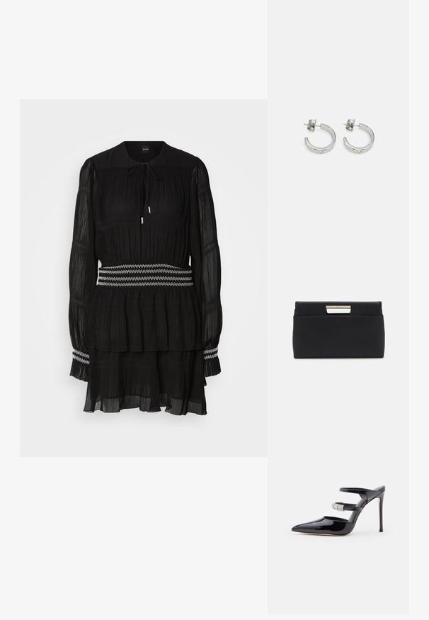 Schwarz gefaltetes Kleid mit rundem Kragen, langen Ärmeln und Kordelzug. Hat einen gestuften Saum und einen weiß mit Zickzack-Stich genähten Taillenbund.; Schwarze Lackleder-High-Heel-Mules mit spitzer Zehenpartie, zwei Riemen über dem Fuß, einer mit Strass verziert, auf einem weißen Hintergrund.; Schwarze Leder-Clutch mit rechteckiger Form. Verfügt über einen metallischen Griffakzent am Verschluss, eine glatte Textur und ein minimalistisches Design.; kate spade new york HUGGIES - Ohrringe - clear/silver-coloured