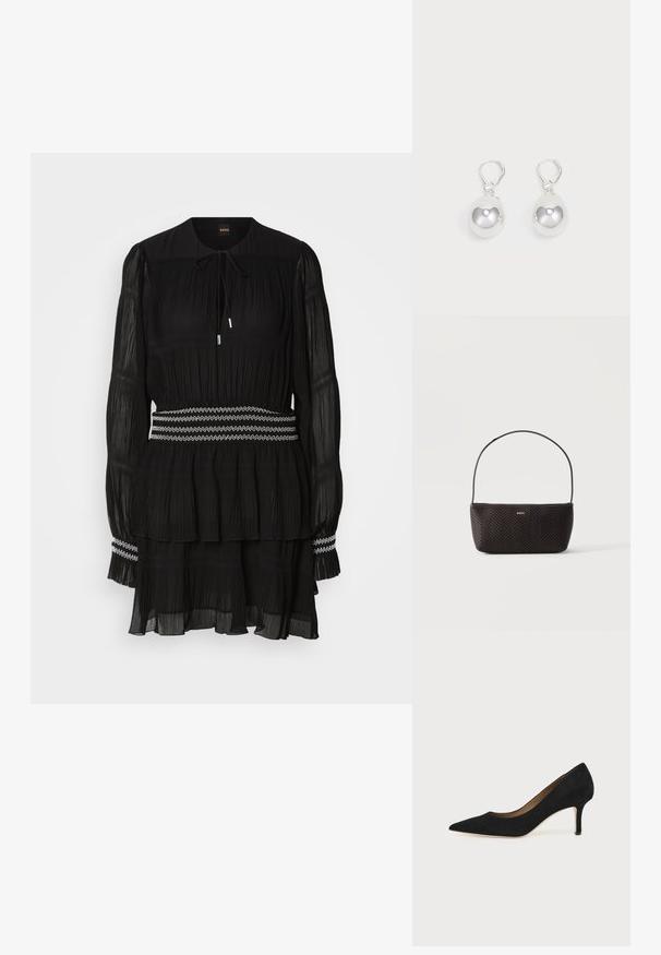 Schwarz gefaltetes Kleid mit rundem Kragen, langen Ärmeln und Kordelzug. Hat einen gestuften Saum und einen weiß mit Zickzack-Stich genähten Taillenbund.; Schwarzer Wildleder-Pumps mit spitzer Schuhspitze, schlankem mittelhohem Stiletto-Absatz und tiefem Ausschnitt auf einfachem Hintergrund.; Schwarze gewebte strukturierte Handtasche mit einem einzelnen Schulterriemen und kleinem goldfarbenem "BOSS"-Logo vorne mittig.; Silberne Tropfenohrringe mit glatten, runden, reflektierenden Oberflächen, die an Hakenverschlüssen hängen. Der Hintergrund ist reinweiß.